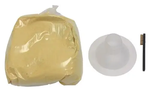 Gelbe Packung mit Granulat, einer transparenten Trichterschaufel und einer kleinen Bürste, geeignet für die Nutzung in Wasserenthärtungsanlagen von Vaillant.